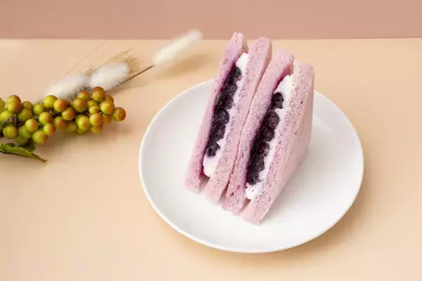 「セブン初“パープルパン”を採用！鮮やかな「ブルーベリーサンド」本日発売」の画像