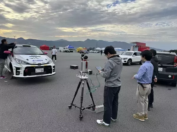 「これが新しい観戦スタイル！ KDDI、ラリーイベントでデジタルツインのデモをお披露目！」の画像