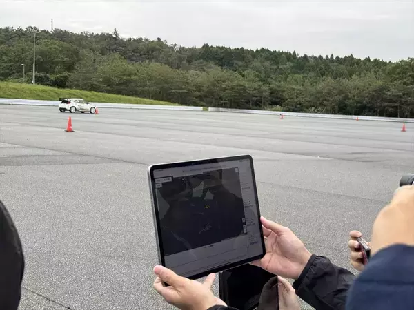 「これが新しい観戦スタイル！ KDDI、ラリーイベントでデジタルツインのデモをお披露目！」の画像