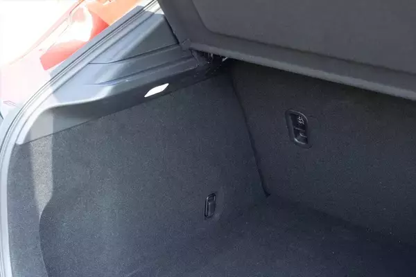 「都市型SUVの新定番！ マツダ「CX-30」がもたらす新感覚ドライブ」の画像