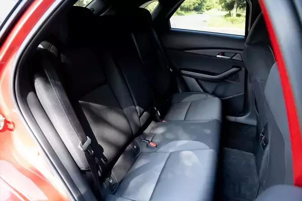 「都市型SUVの新定番！ マツダ「CX-30」がもたらす新感覚ドライブ」の画像