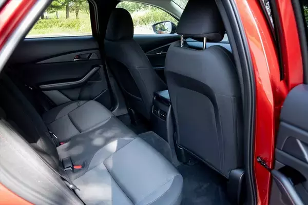 「都市型SUVの新定番！ マツダ「CX-30」がもたらす新感覚ドライブ」の画像