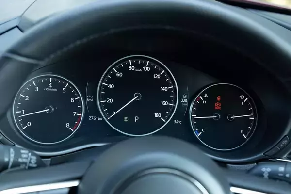 「都市型SUVの新定番！ マツダ「CX-30」がもたらす新感覚ドライブ」の画像