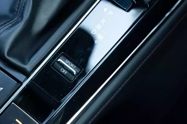 「都市型SUVの新定番！ マツダ「CX-30」がもたらす新感覚ドライブ」の画像