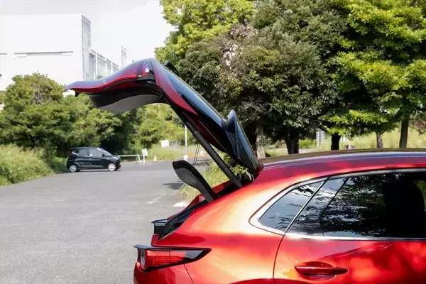 「都市型SUVの新定番！ マツダ「CX-30」がもたらす新感覚ドライブ」の画像