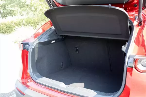 「都市型SUVの新定番！ マツダ「CX-30」がもたらす新感覚ドライブ」の画像