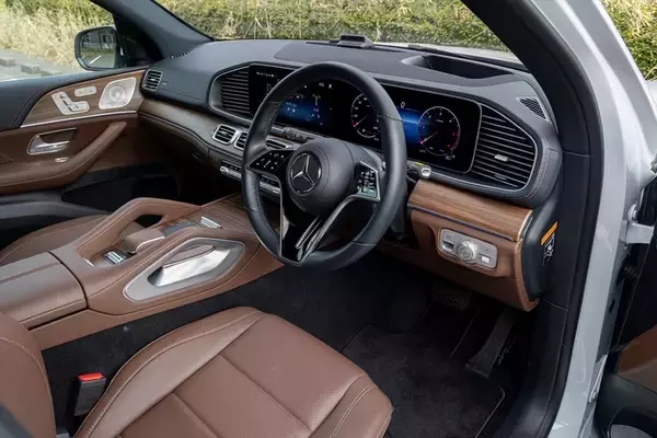 「3列シートで6人乗車も！ 極上オーディオ完備のベンツ「GLE」が家族持ちにもぶっ刺さる3つの理由」の画像