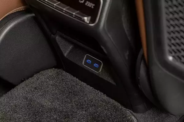 「3列シートで6人乗車も！ 極上オーディオ完備のベンツ「GLE」が家族持ちにもぶっ刺さる3つの理由」の画像