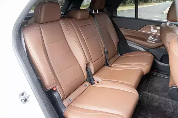「3列シートで6人乗車も！ 極上オーディオ完備のベンツ「GLE」が家族持ちにもぶっ刺さる3つの理由」の画像