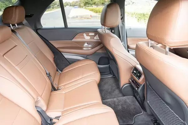 「3列シートで6人乗車も！ 極上オーディオ完備のベンツ「GLE」が家族持ちにもぶっ刺さる3つの理由」の画像
