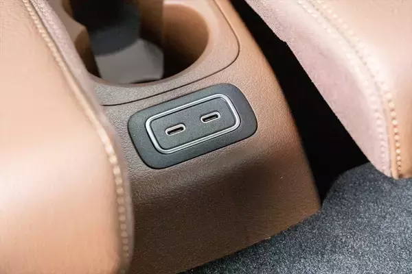 「3列シートで6人乗車も！ 極上オーディオ完備のベンツ「GLE」が家族持ちにもぶっ刺さる3つの理由」の画像