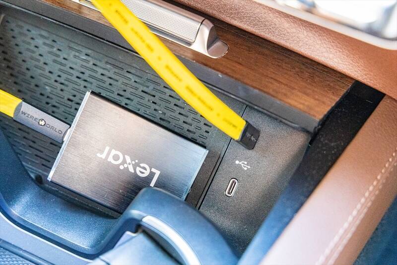 3列シートで6人乗車も！ 極上オーディオ完備のベンツ「GLE」が家族持ちにもぶっ刺さる3つの理由