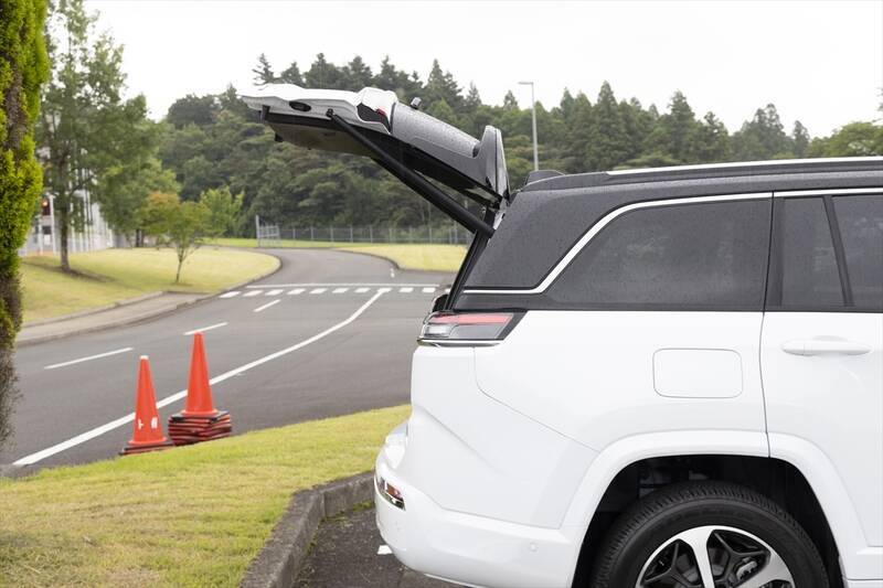 Jeep「コマンダー」はガラガラ音も愛おしい。純ディーゼル搭載の7人乗りSUVが教えてくれる心のゆとり