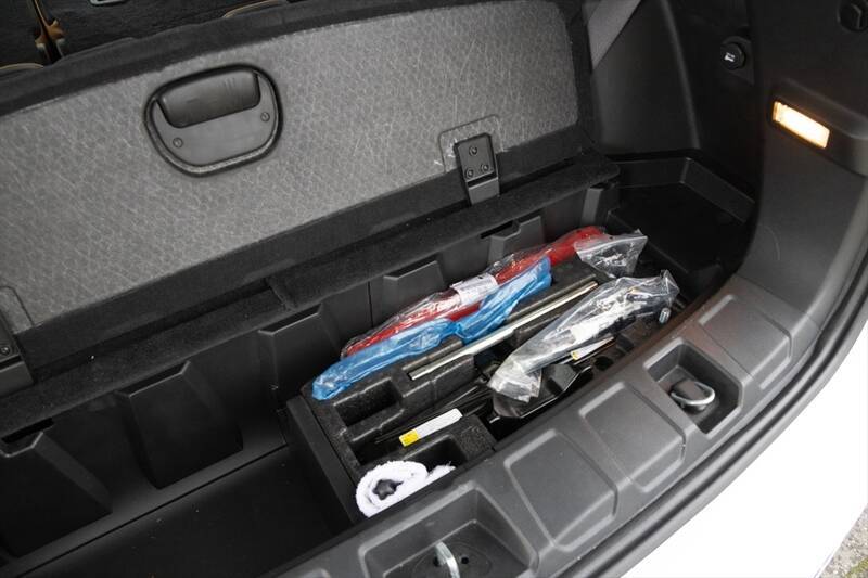 Jeep「コマンダー」はガラガラ音も愛おしい。純ディーゼル搭載の7人乗りSUVが教えてくれる心のゆとり