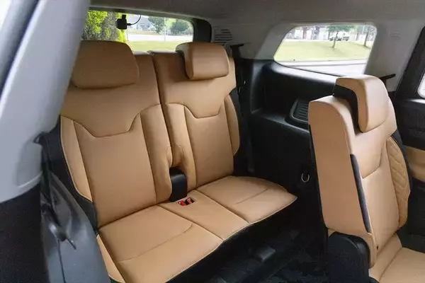 「Jeep「コマンダー」はガラガラ音も愛おしい。純ディーゼル搭載の7人乗りSUVが教えてくれる心のゆとり」の画像