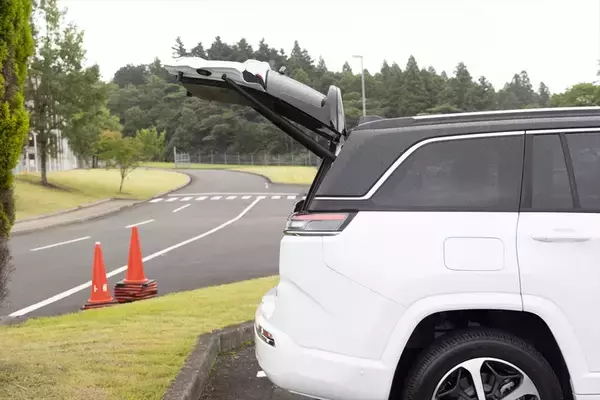 「Jeep「コマンダー」はガラガラ音も愛おしい。純ディーゼル搭載の7人乗りSUVが教えてくれる心のゆとり」の画像