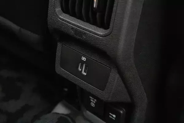 「Jeep「コマンダー」はガラガラ音も愛おしい。純ディーゼル搭載の7人乗りSUVが教えてくれる心のゆとり」の画像