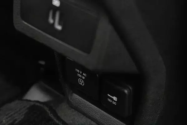 「Jeep「コマンダー」はガラガラ音も愛おしい。純ディーゼル搭載の7人乗りSUVが教えてくれる心のゆとり」の画像