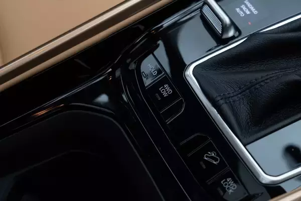 「Jeep「コマンダー」はガラガラ音も愛おしい。純ディーゼル搭載の7人乗りSUVが教えてくれる心のゆとり」の画像