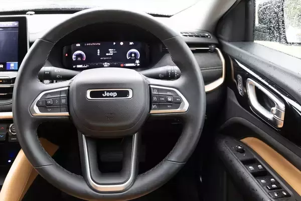 「Jeep「コマンダー」はガラガラ音も愛おしい。純ディーゼル搭載の7人乗りSUVが教えてくれる心のゆとり」の画像