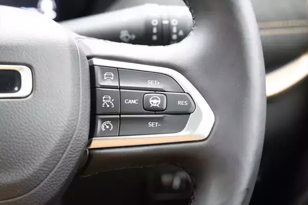 「Jeep「コマンダー」はガラガラ音も愛おしい。純ディーゼル搭載の7人乗りSUVが教えてくれる心のゆとり」の画像