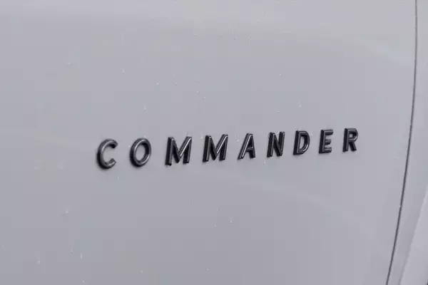 「Jeep「コマンダー」はガラガラ音も愛おしい。純ディーゼル搭載の7人乗りSUVが教えてくれる心のゆとり」の画像
