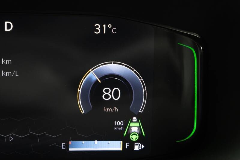 Jeep「コマンダー」はガラガラ音も愛おしい。純ディーゼル搭載の7人乗りSUVが教えてくれる心のゆとり