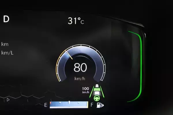「Jeep「コマンダー」はガラガラ音も愛おしい。純ディーゼル搭載の7人乗りSUVが教えてくれる心のゆとり」の画像