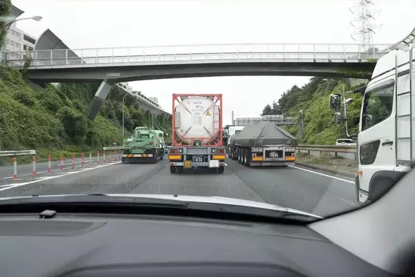 「Jeep「コマンダー」はガラガラ音も愛おしい。純ディーゼル搭載の7人乗りSUVが教えてくれる心のゆとり」の画像