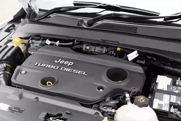 「Jeep「コマンダー」はガラガラ音も愛おしい。純ディーゼル搭載の7人乗りSUVが教えてくれる心のゆとり」の画像