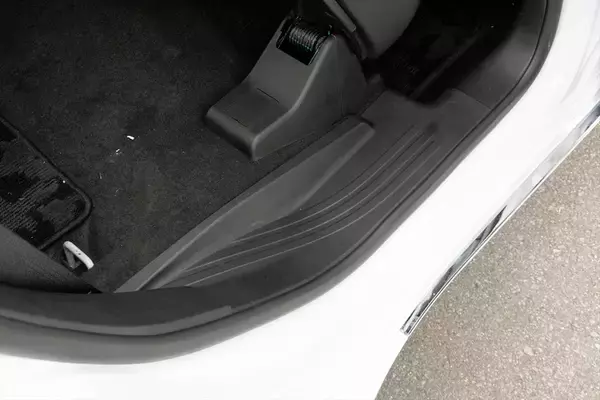 「Jeep「コマンダー」はガラガラ音も愛おしい。純ディーゼル搭載の7人乗りSUVが教えてくれる心のゆとり」の画像
