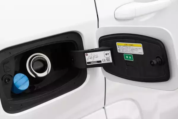 「Jeep「コマンダー」はガラガラ音も愛おしい。純ディーゼル搭載の7人乗りSUVが教えてくれる心のゆとり」の画像