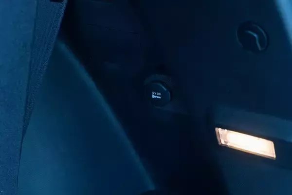 「Jeep「コマンダー」はガラガラ音も愛おしい。純ディーゼル搭載の7人乗りSUVが教えてくれる心のゆとり」の画像