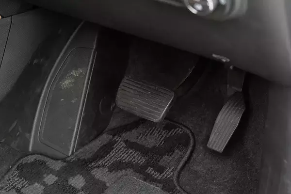 「Jeep「コマンダー」はガラガラ音も愛おしい。純ディーゼル搭載の7人乗りSUVが教えてくれる心のゆとり」の画像