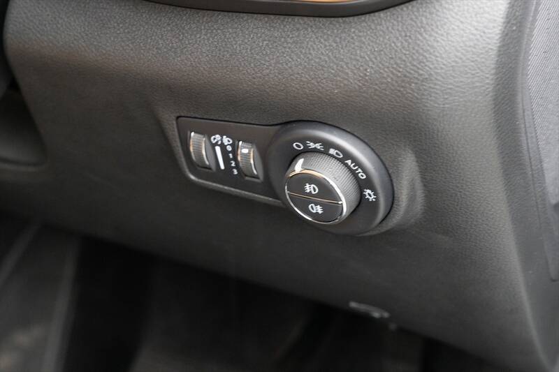 Jeep「コマンダー」はガラガラ音も愛おしい。純ディーゼル搭載の7人乗りSUVが教えてくれる心のゆとり