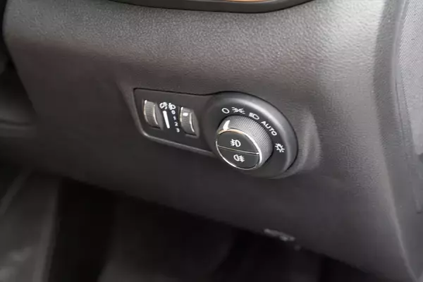 「Jeep「コマンダー」はガラガラ音も愛おしい。純ディーゼル搭載の7人乗りSUVが教えてくれる心のゆとり」の画像