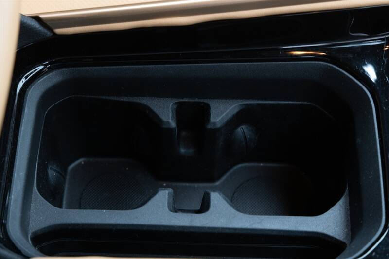 Jeep「コマンダー」はガラガラ音も愛おしい。純ディーゼル搭載の7人乗りSUVが教えてくれる心のゆとり