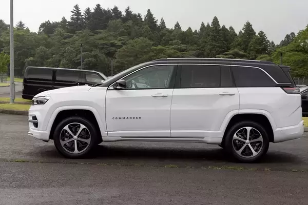 「Jeep「コマンダー」はガラガラ音も愛おしい。純ディーゼル搭載の7人乗りSUVが教えてくれる心のゆとり」の画像