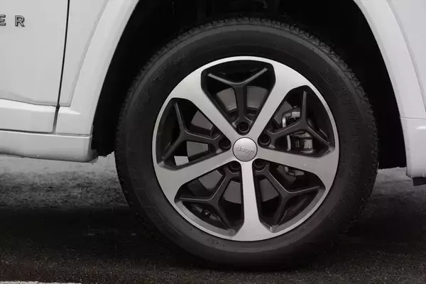 「Jeep「コマンダー」はガラガラ音も愛おしい。純ディーゼル搭載の7人乗りSUVが教えてくれる心のゆとり」の画像