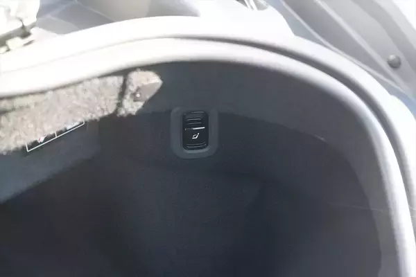 「絶滅危惧種の4座オープン「メルセデスAMG CLE53」は実用性と怒涛の加速を両立！」の画像