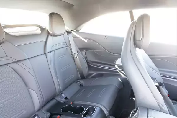 「絶滅危惧種の4座オープン「メルセデスAMG CLE53」は実用性と怒涛の加速を両立！」の画像