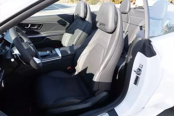 「絶滅危惧種の4座オープン「メルセデスAMG CLE53」は実用性と怒涛の加速を両立！」の画像