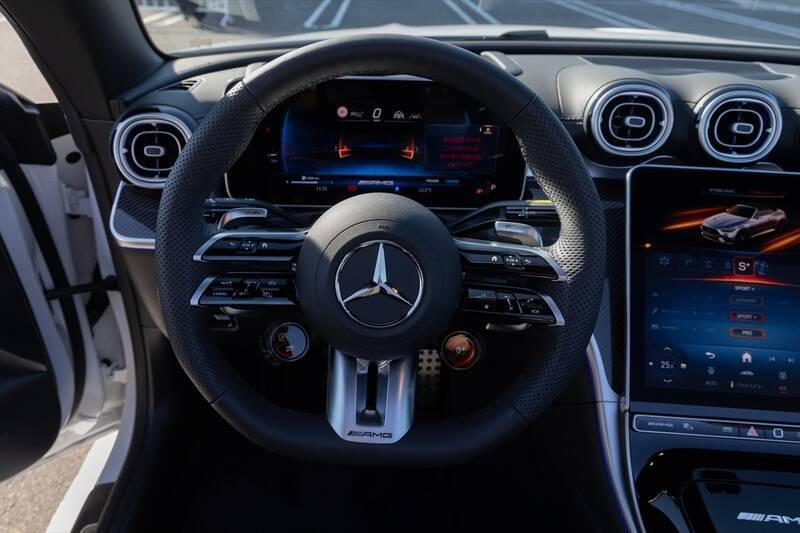 絶滅危惧種の4座オープン「メルセデスAMG CLE53」は実用性と怒涛の加速を両立！