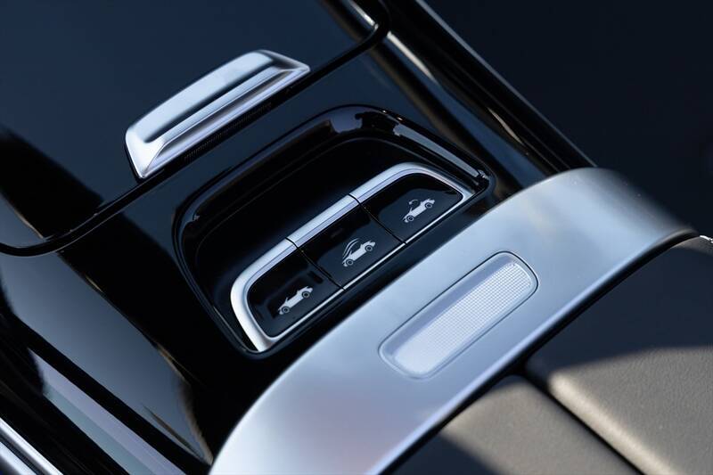 絶滅危惧種の4座オープン「メルセデスAMG CLE53」は実用性と怒涛の加速を両立！