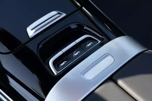 「絶滅危惧種の4座オープン「メルセデスAMG CLE53」は実用性と怒涛の加速を両立！」の画像