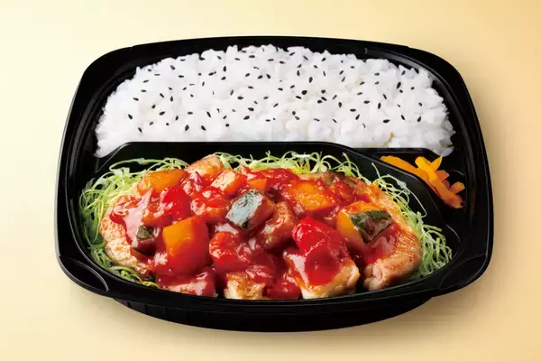 「鶏もも肉がドーン！ボリューミーな「旨トマトチキンステーキ弁当」」の画像