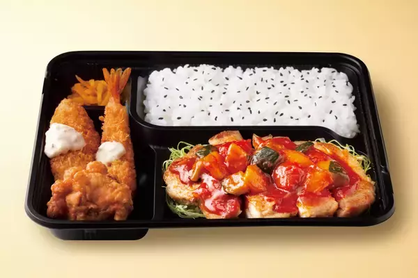「鶏もも肉がドーン！ボリューミーな「旨トマトチキンステーキ弁当」」の画像