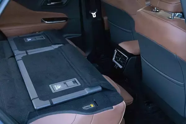 「クラウン・エステートで車中泊体験！ 「おもてなし」シートで過ごすぜいたくなドライブ体験」の画像