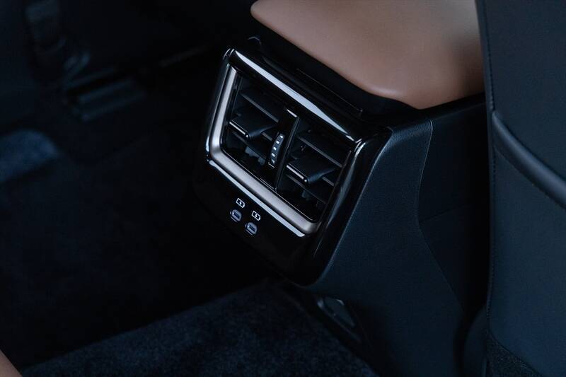 クラウン・エステートで車中泊体験！ 「おもてなし」シートで過ごすぜいたくなドライブ体験