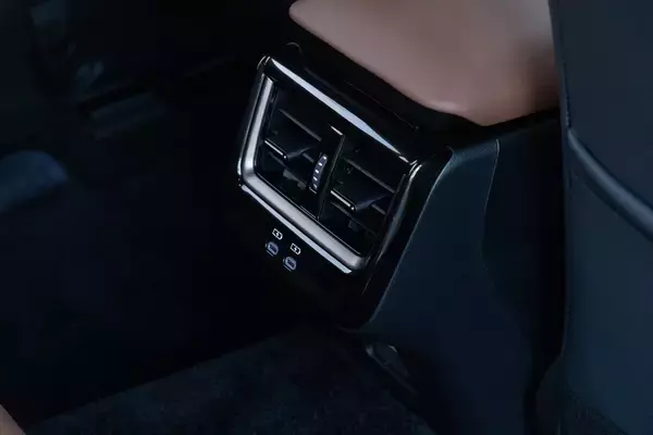 「クラウン・エステートで車中泊体験！ 「おもてなし」シートで過ごすぜいたくなドライブ体験」の画像